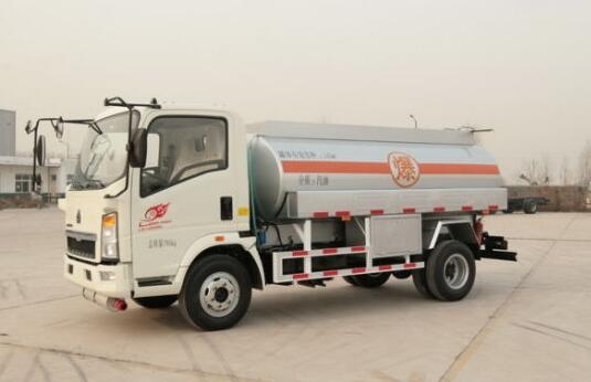 sinotruk howo 4x2 light refuel truck 3ton for sale small fuel truck