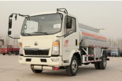 sinotruk howo 4x2 light refuel truck 3ton for sale small fuel truck